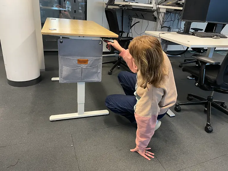 Höhenverstellbarer SChreibtisch Songmics Montage Tasche.jpg